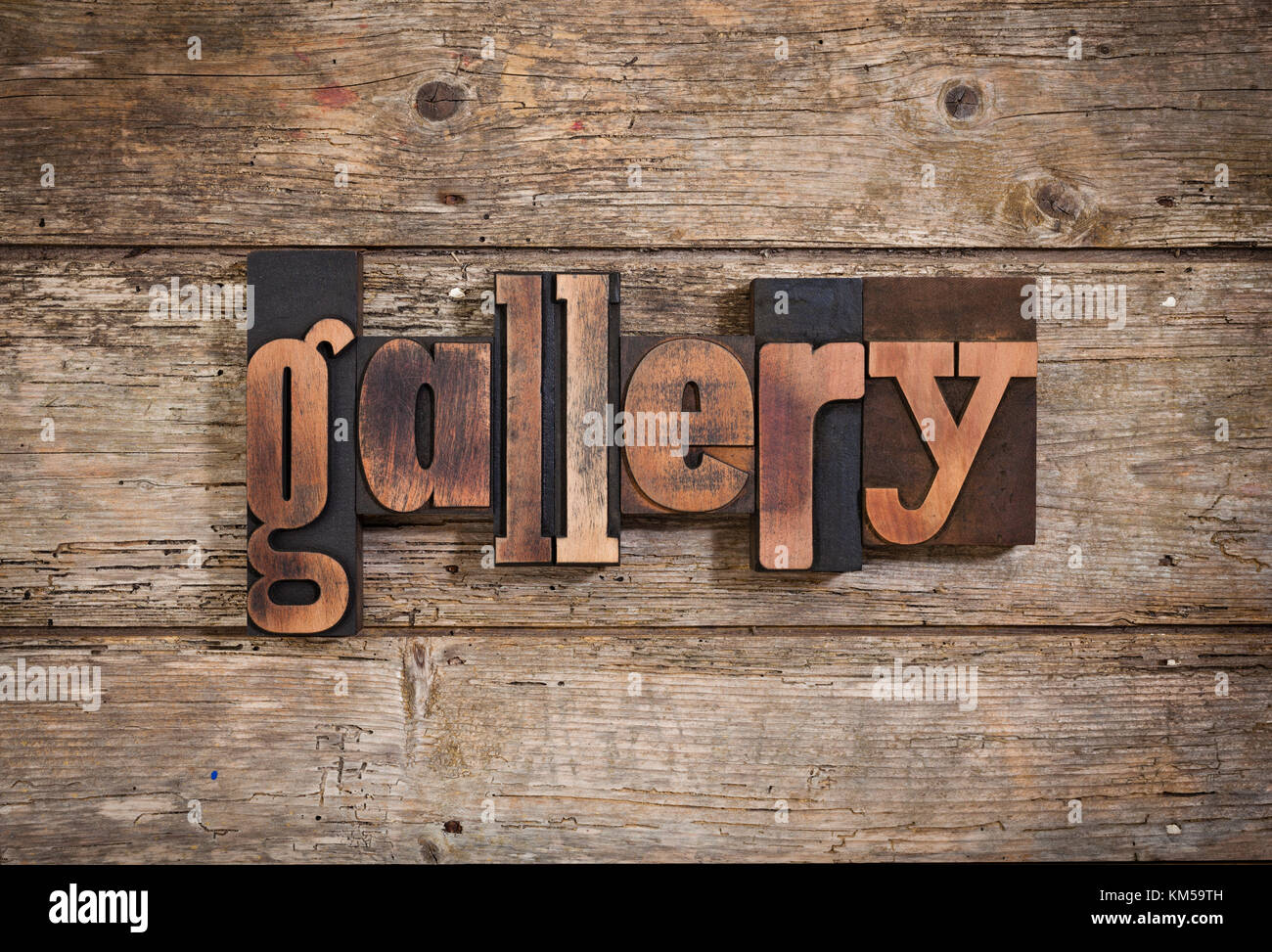 Galerie, einzelnes Wort mit Vintage Buchdruck Blöcke auf rustikalen Holzmöbeln Hintergrund Stockfoto