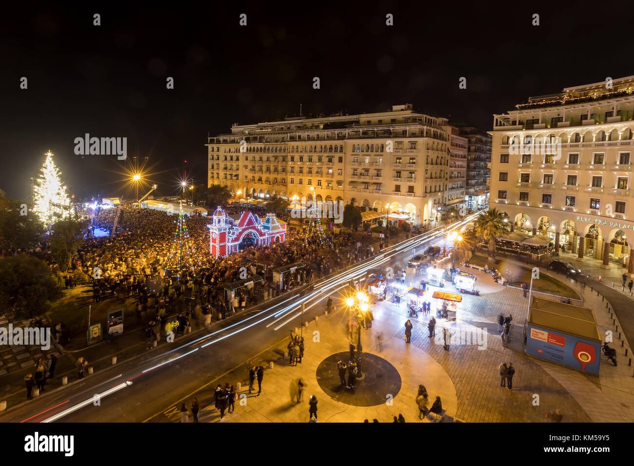 Thessaloniki, Griechenland - 30 November, 2017: Masse von Menschen in den Aristoteles Platz in Thessaloniki sieht den Weihnachtsbaum in der Weihnachtszeit. Stockfoto