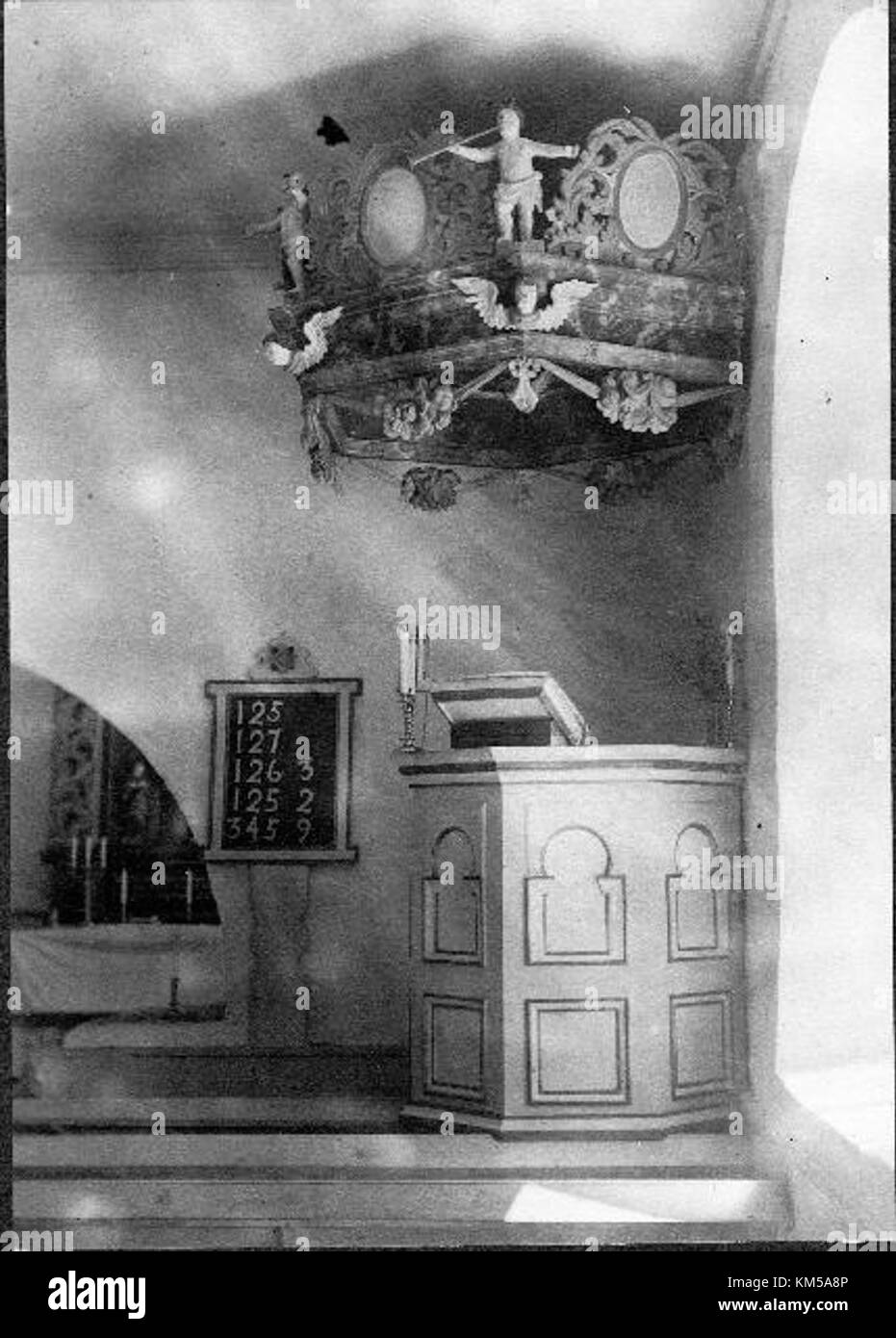 Horla kyrka ist eine historische Kirche in Horla, Schweden. Die Kirche verfügt über traditionelle schwedische Architektur, mit Schwerpunkt auf Holzbau und Erhaltung historischer Elemente. Es ist ein bedeutender kultureller und religiöser Ort für die örtliche Gemeinschaft. Stockfoto