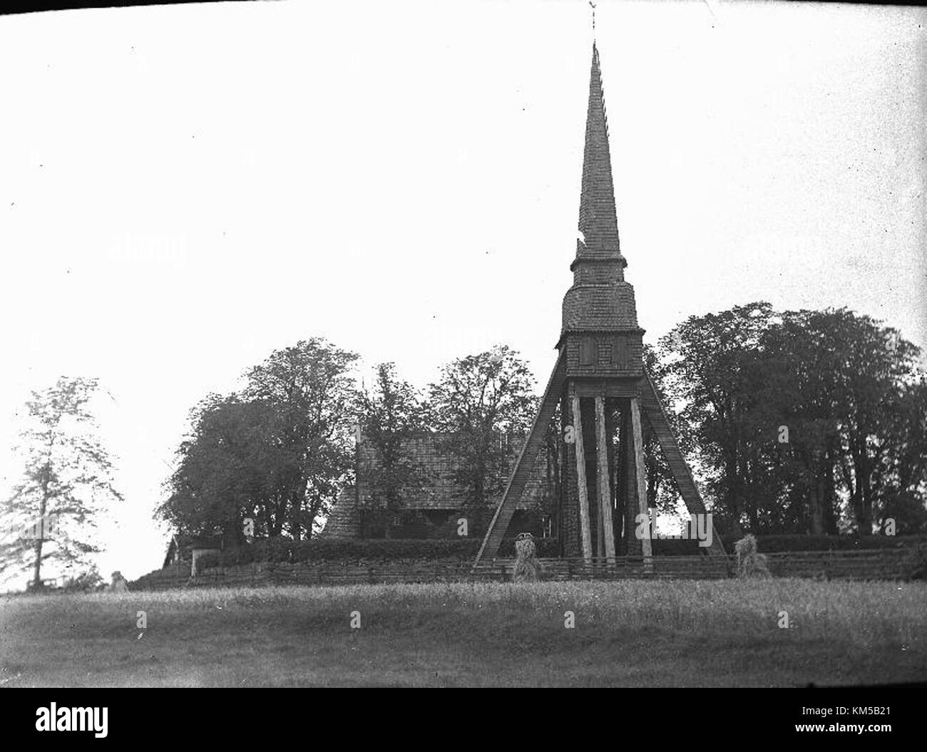 Die Kirche Pelarne in der Gemeinde Vimmerby in Schweden ist eine der ältesten Holzkirchen des Landes und stammt aus dem 13. Jahrhundert. Die Kirche verfügt über einen hölzernen Glockenturm, der um 1699 erbaut wurde und drei Glocken beherbergt, eine aus dem 13. Jahrhundert. Stockfoto