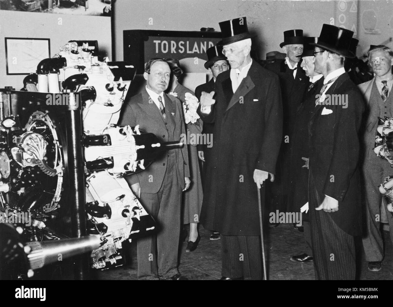 Seine Königliche Hoheit König Gustaf V. war ein schwedischer Monarch, der hier in den 1940er Jahren am Flughafen Torsland gesehen wurde. Das Bild erfasst einen bedeutenden historischen Moment. Stockfoto