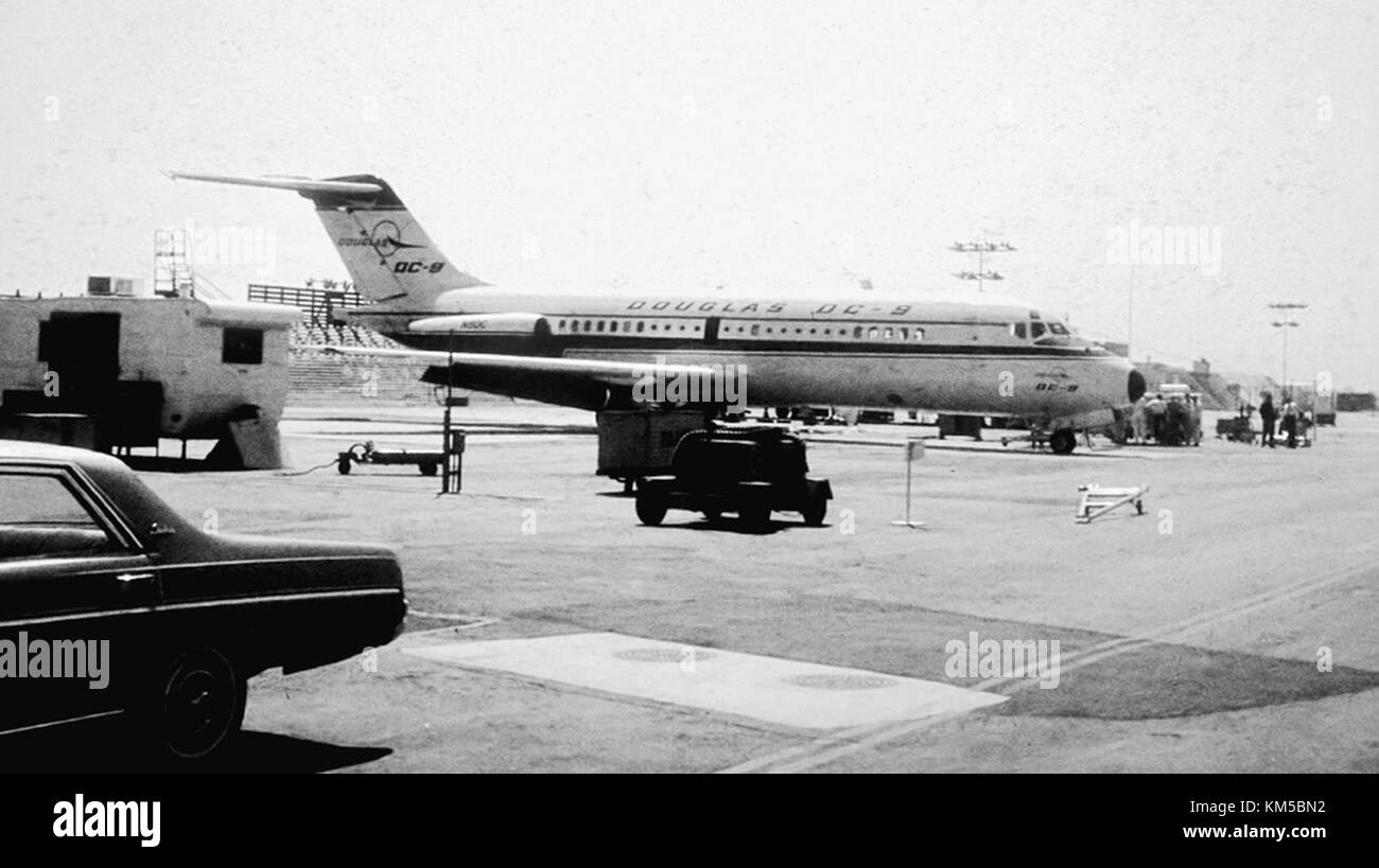 Das Flugzeug SAS DC-9 wurde vor seiner Auslieferung am Flughafen Long Beach abgebildet und zeigt das klassische Design des Flugzeugs. Stockfoto