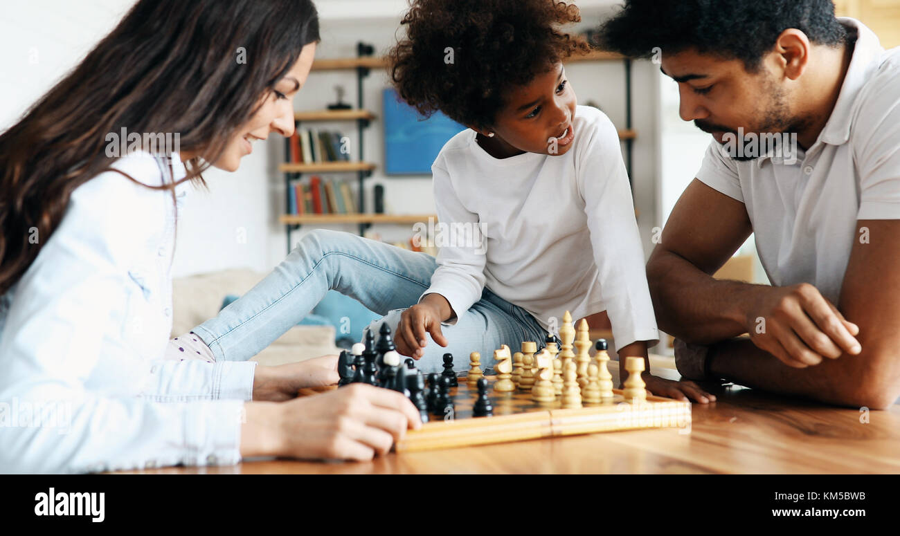 Happy Family Schach zusammen spielen zu Hause Stockfoto