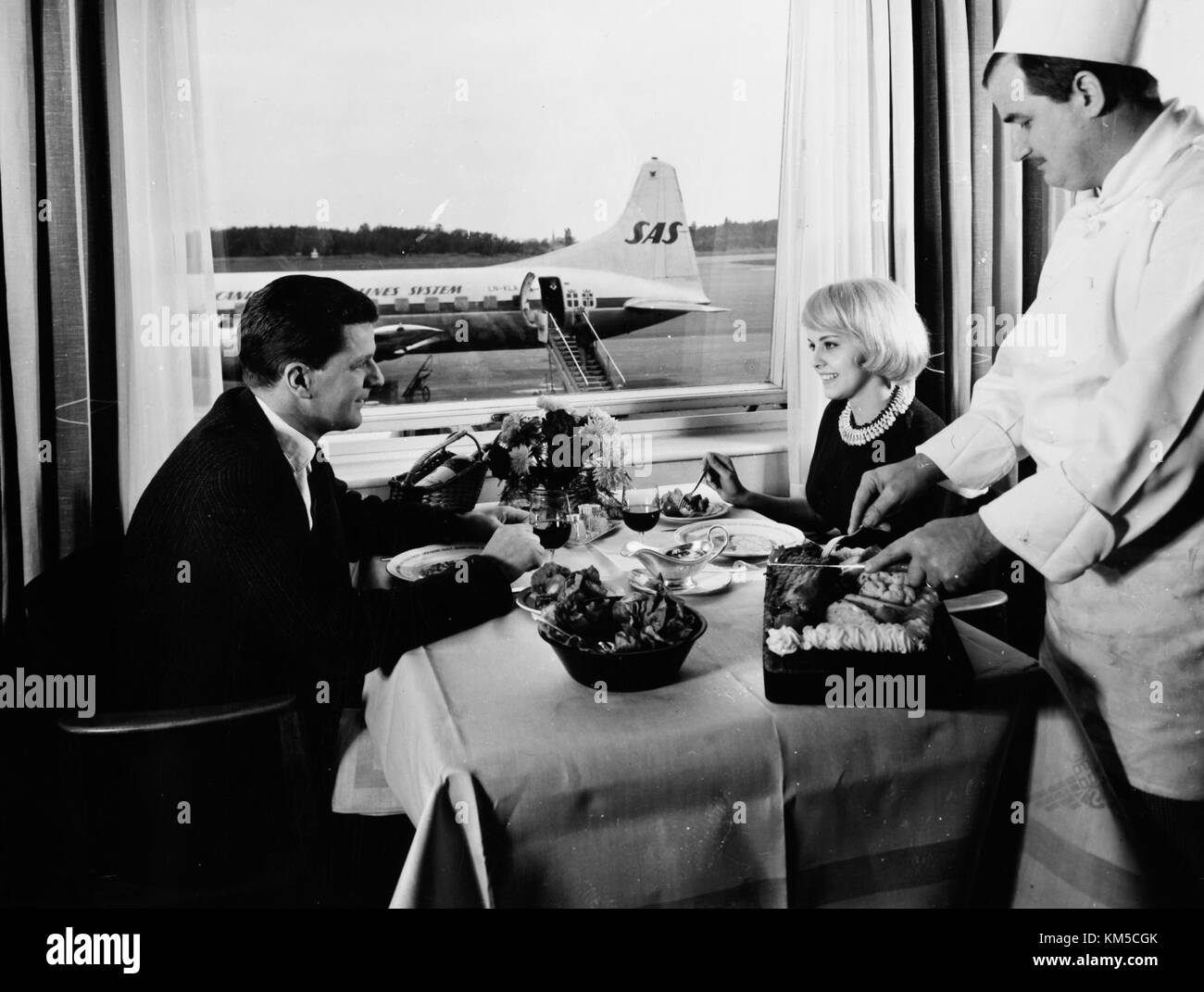 Das SAS CV 440 Metropolitan LN KLA parkt in der Nähe eines Fensters mit Blick auf ein fliegende Restaurant am Bromma International Airport (BMA), Stockholm, Schweden. Stockfoto