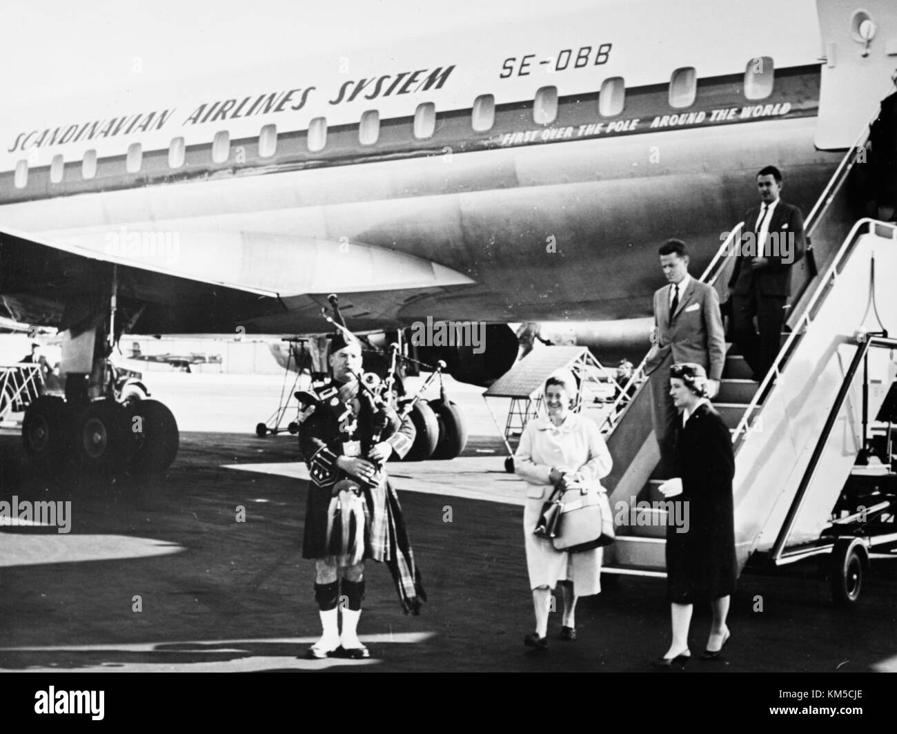 Eine historische Fotografie oder Aufzeichnung des Flughafens Prestwick, die seine Bedeutung in der Luftfahrtgeschichte darstellt. Das Bild zeigt die Rolle des Flughafens in der frühen Luftfahrt oder wichtige Momente in seiner Betriebsgeschichte. Stockfoto