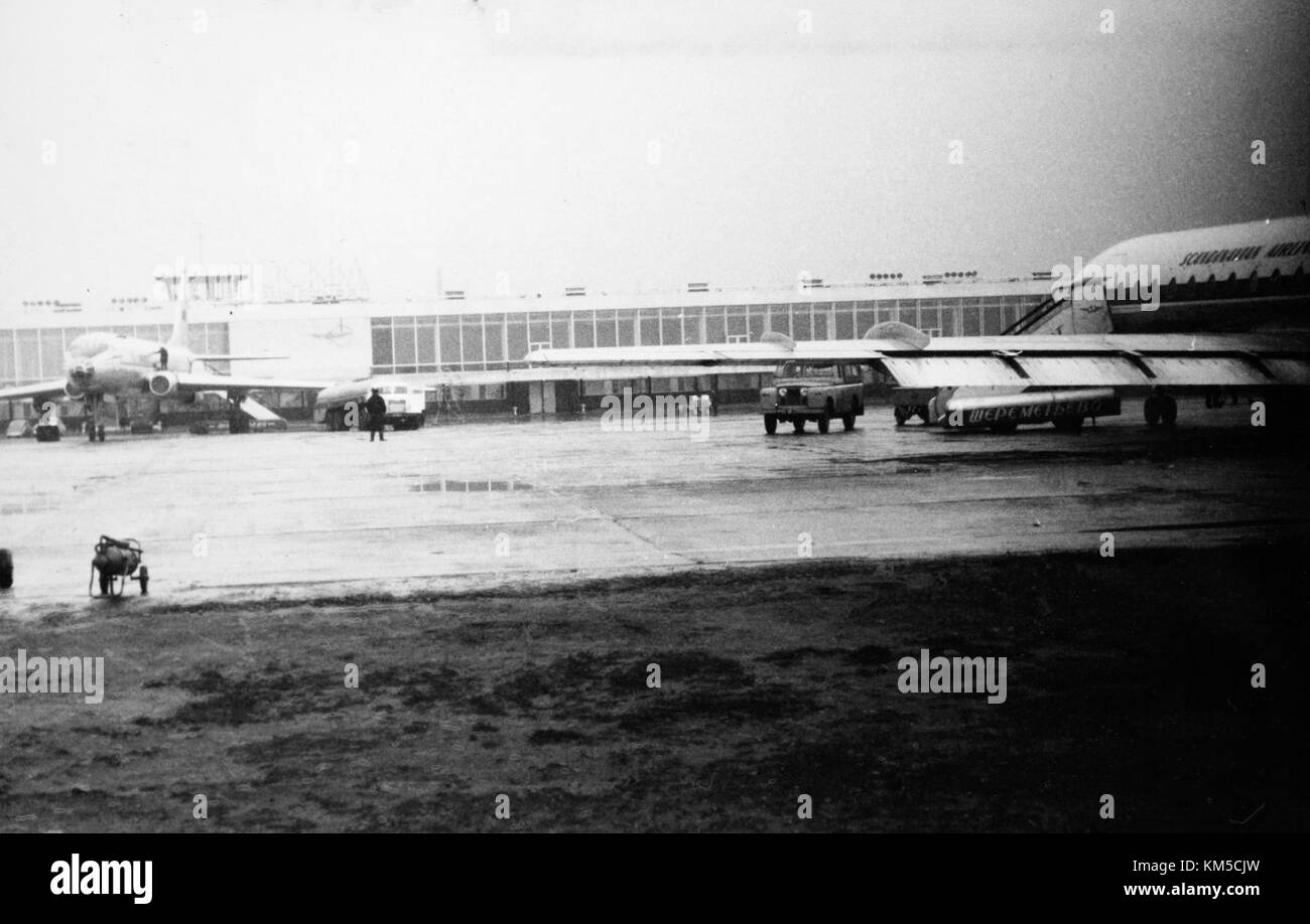 Foto eines SAS-Flugzeugs, das vor dem Terminalgebäude am Flughafen Sheremetjewo (SVO) in Moskau, Russland, um 1964 geparkt wurde. Stockfoto
