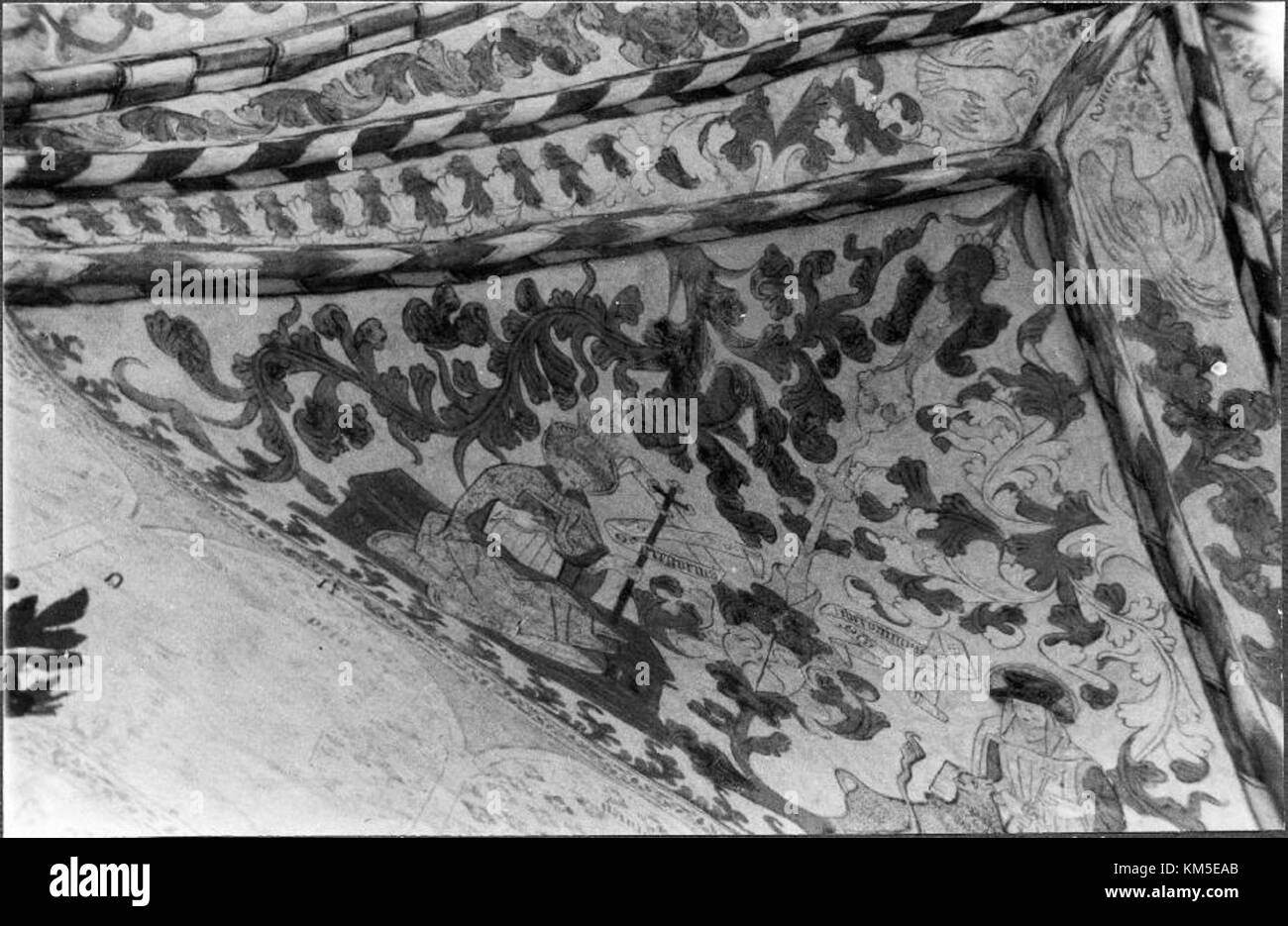 Die Roslagsbro-Kirche in NorrtÃ¤lje, Schweden, stammt aus den 1200er Jahren und befindet sich in der Nähe von BrostrÃ¶mmen. Die Kirche zeigt mittelalterliche Wandmalereien aus dem Jahr 1471, darunter Abbildungen von Christi Wappen, Propheten, Aposteln und Heiligen. Zu den bemerkenswerten Artefakten zählen ein triumphales Kruzifix, ein Altaraufsatz aus dem 14. Jahrhundert und eine Skulptur des Heiligen Erik aus dem 15. Jahrhundert. Die Kirche beherbergt auch ein Taufbecken aus Gotland und eine Kanzel aus der Zeit um 1700. Seine reiche Geschichte und die gut erhaltenen Merkmale machen es zu einem bedeutenden kulturellen Wahrzeichen. Stockfoto