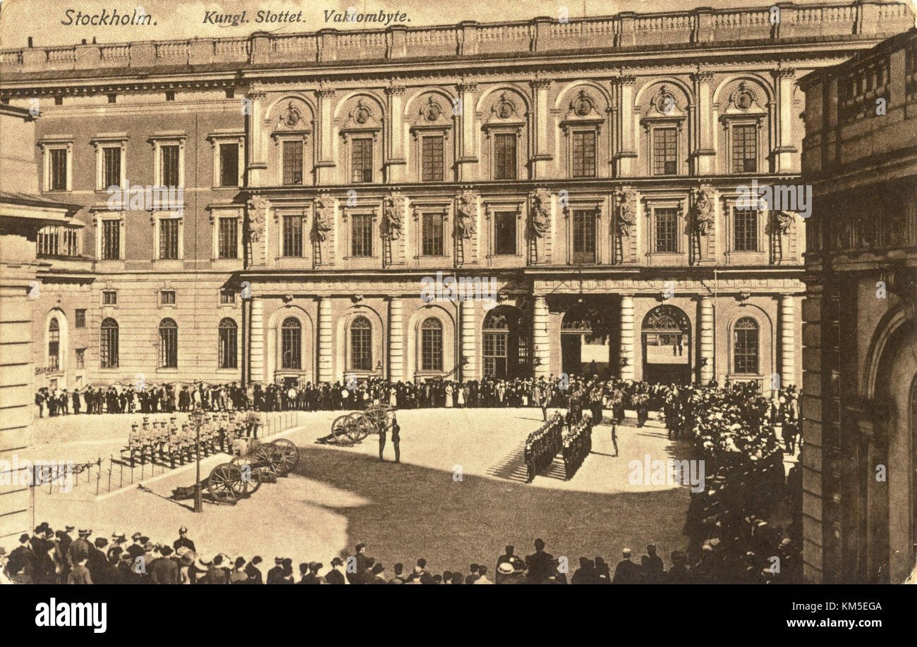 Der Königliche Palast von Stockholm bietet einen zeremoniellen Wachwechsel, eine ikonische Tradition, die Swedenâ königliche Geschichte und militärische Bräuche zeigt. Stockfoto