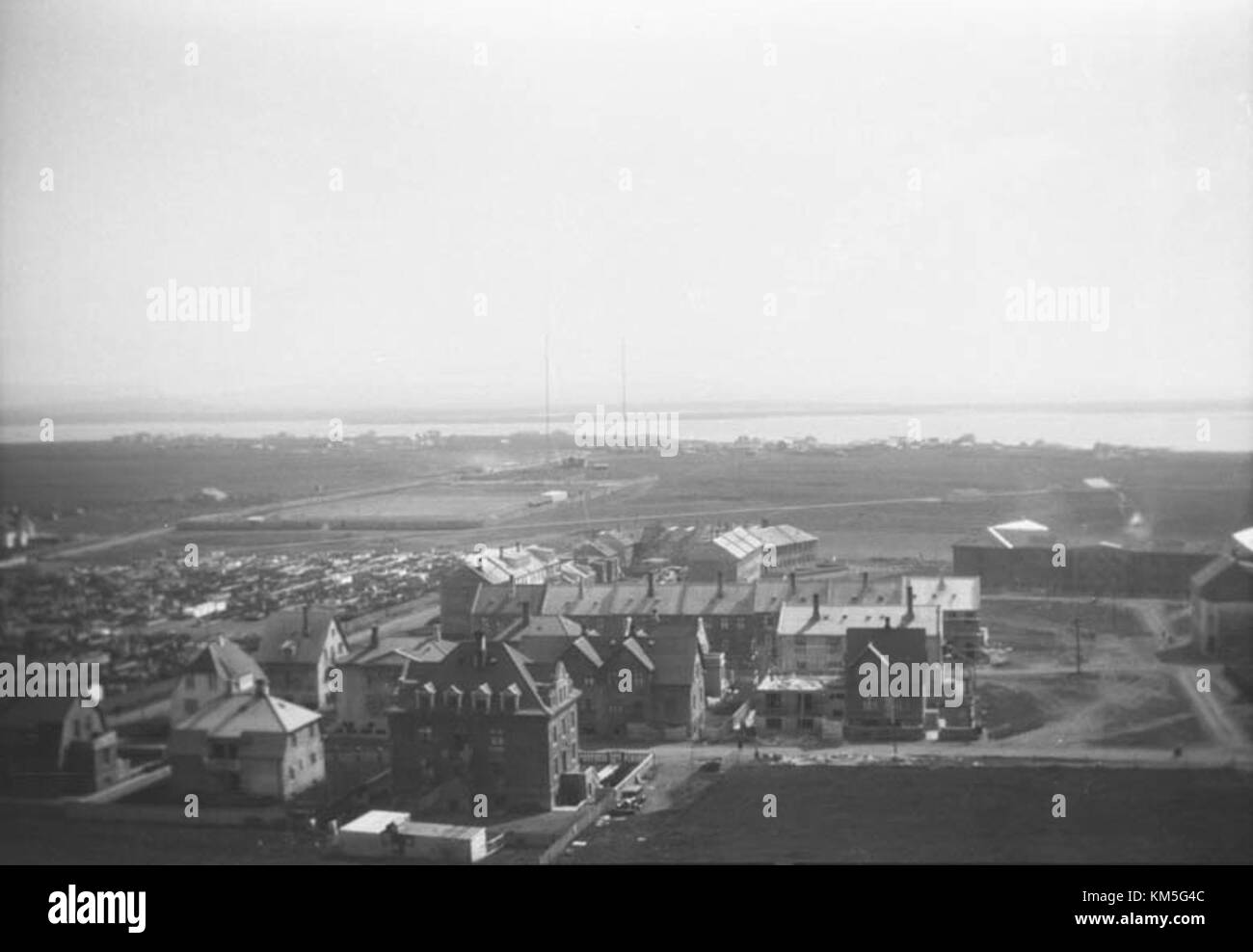 Reykjavik, die Hauptstadt Islands, ist in diesem Eintrag dargestellt. Reykjavik ist bekannt für seine moderne Architektur, die pulsierende Kulturszene und die einzigartige geografische Lage und ist Islands politischer, wirtschaftlicher und kultureller Mittelpunkt. Die Stadt beherbergt Sehenswürdigkeiten wie die Kirche HallgrÃ­mskirkja und die Konzerthalle Harpa, die sowohl ihre historischen Wurzeln als auch ihre zeitgenössische Entwicklung widerspiegeln. Stockfoto