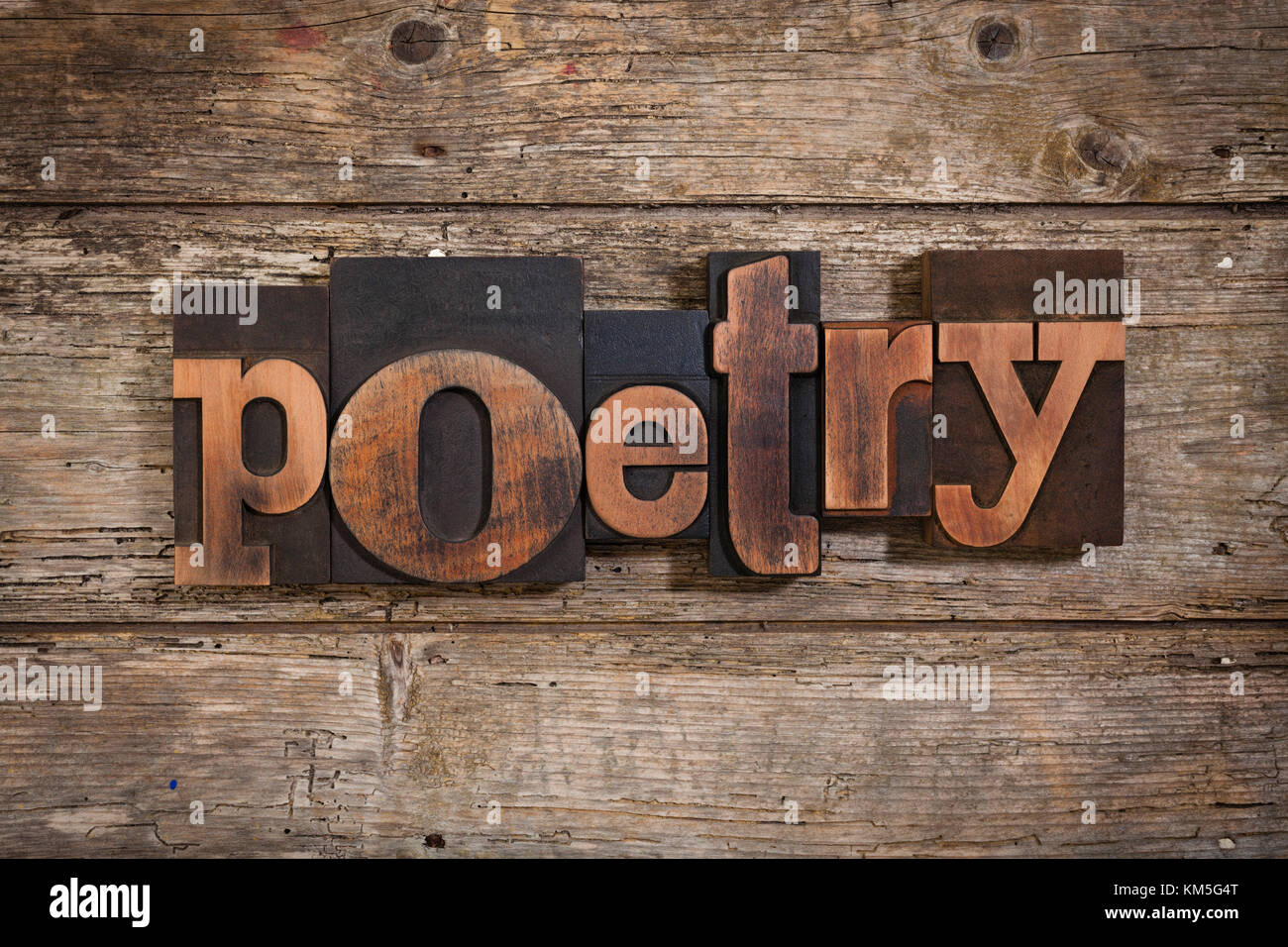 Poesie, einzelnes Wort mit Vintage Buchdruck Blöcke auf rustikalen Holzmöbeln Hintergrund Stockfoto