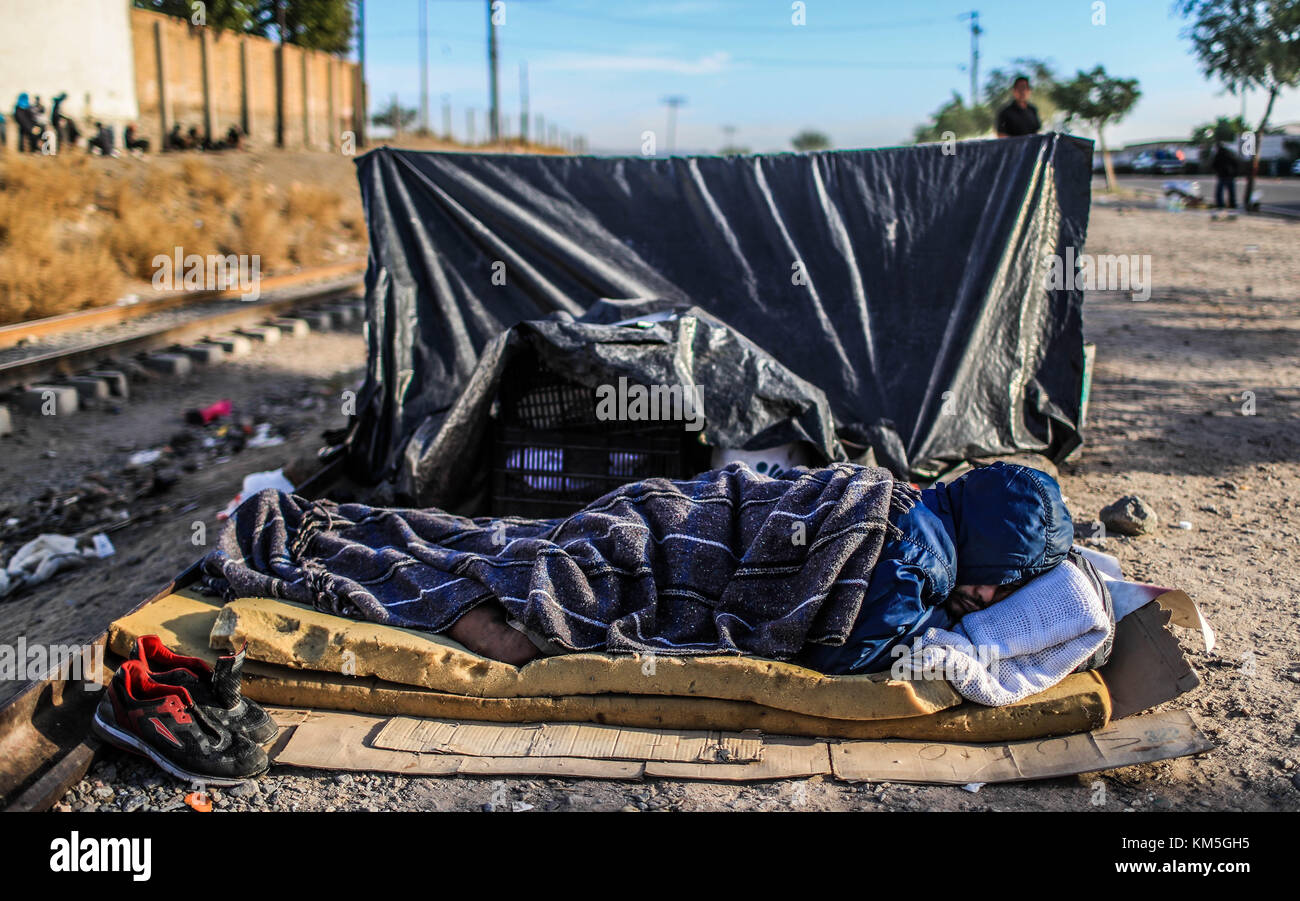 Die Zahl der Menschen, die zwischen Migration, Unnachgiebigkeit, Marginalisierung, Armut und Drogen gefangen sind, nimmt zu, sie verbringen Tage und Nächte auf der Straße neben den Gleisen und dem mexikanischen Bahnhof zwischen den Stadtteilen San Luis und Las Amapolas. Der nördliche Ausgang von Hermosillo, Sonora, Mexiko. Viele reisen nach Norden auf der Suche nach dem amerikanischen Traum, andere gehen und kehren von Grenzgemeinden wie Nogales, Agua Prieta, Sásabe und Altar zurück, um mit den Drogenkartellen zu arbeiten, die Kokain- und Marihuana-Pakete überqueren, die die Dugla-Wüste, Tucson, Calexico und Maricopa nach irgendwo in die USA durchqueren Stockfoto