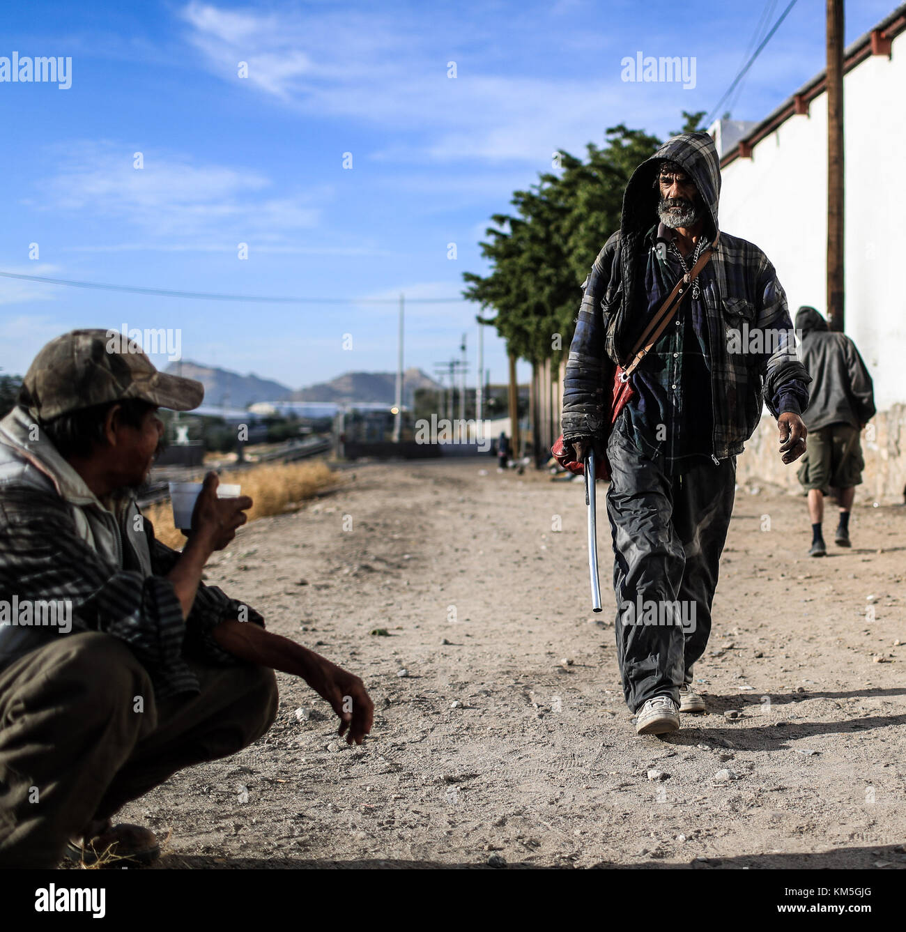 Die Zahl der Menschen, die zwischen Migration, Unnachgiebigkeit, Marginalisierung, Armut und Drogen gefangen sind, nimmt zu, sie verbringen Tage und Nächte auf der Straße neben den Gleisen und dem mexikanischen Bahnhof zwischen den Stadtteilen San Luis und Las Amapolas. Der nördliche Ausgang von Hermosillo, Sonora, Mexiko. Viele reisen nach Norden auf der Suche nach dem amerikanischen Traum, andere gehen und kehren von Grenzgemeinden wie Nogales, Agua Prieta, Sásabe und Altar zurück, um mit den Drogenkartellen zu arbeiten, die Kokain- und Marihuana-Pakete überqueren, die die Dugla-Wüste, Tucson, Calexico und Maricopa nach irgendwo in die USA durchqueren Stockfoto