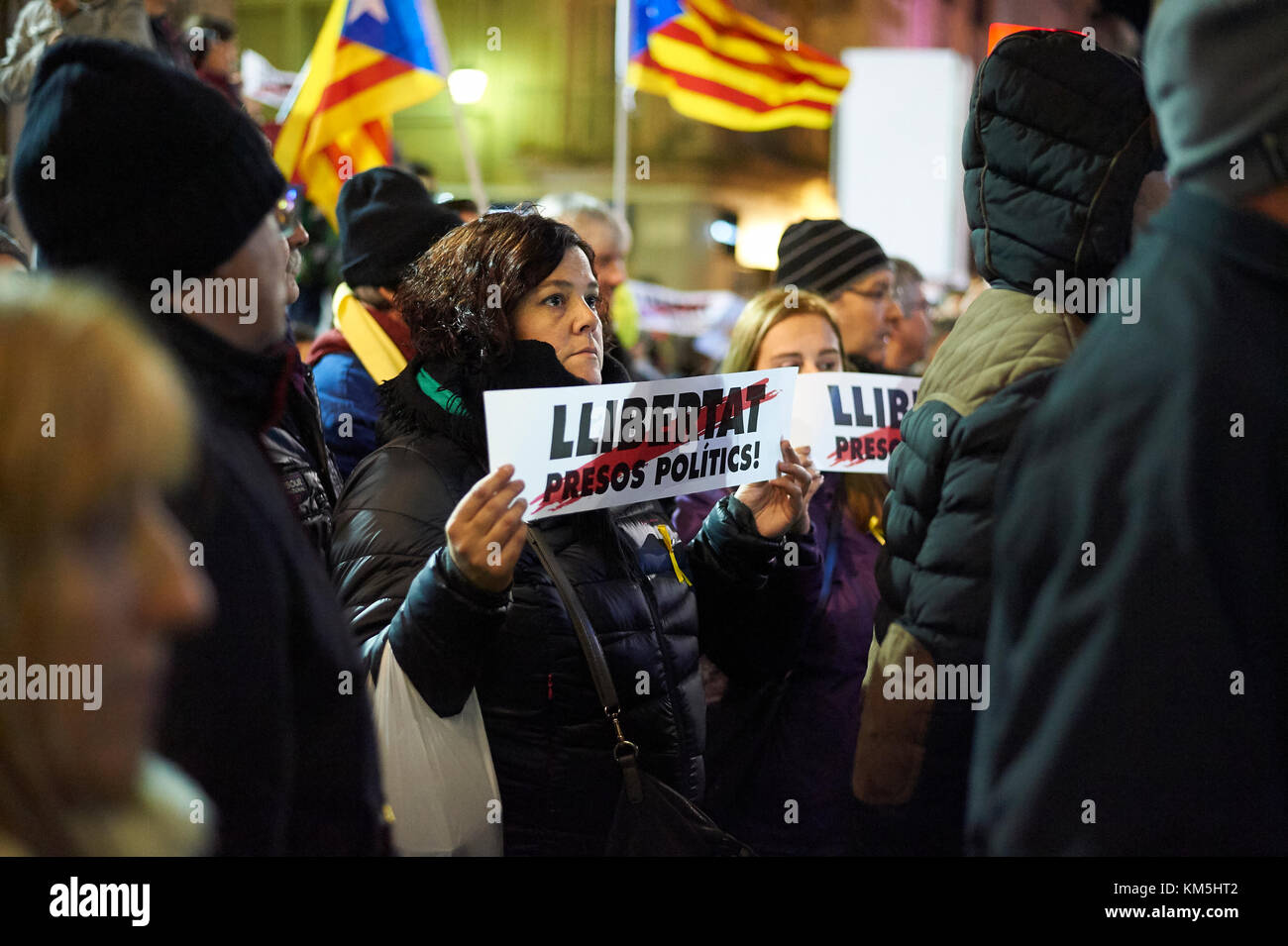 Figueres, Spanien. 4. Dez 2017. Protest gegen die Inhaftierung von pro-Unabhängigkeit führenden Oriol junqueras ehemaliger Vice President, Joaquim forn katalanischen regionalen Minister des Innern, Jordi sanchez Führer des ANC und Jordi cuixart Führer der omnium. Credit: pablo Guillen/alamy leben Nachrichten Stockfoto