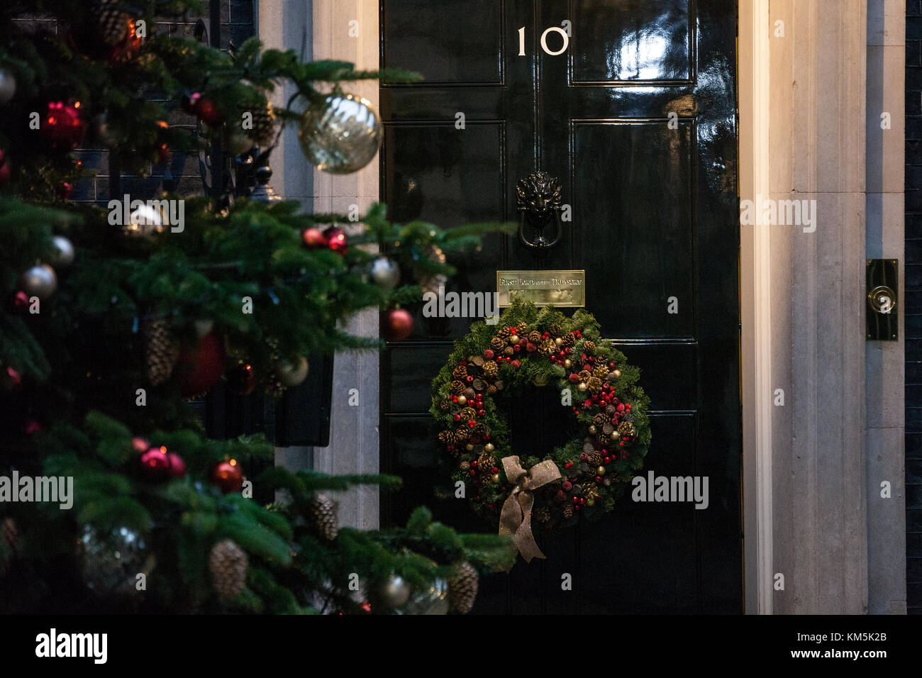 London, Großbritannien. 4. Dezember 2017. Eine traditionelle geschmückten Weihnachtsbaum und Kranz vor der Tür von Downing Street 10. Credit: Mark kerrison/alamy leben Nachrichten Stockfoto