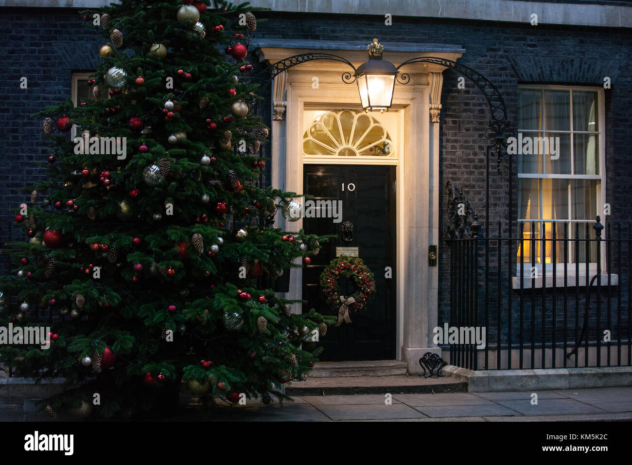 London, Großbritannien. 4. Dezember 2017. Eine traditionelle geschmückten Weihnachtsbaum und Kranz vor der Tür von Downing Street 10. Credit: Mark kerrison/alamy leben Nachrichten Stockfoto