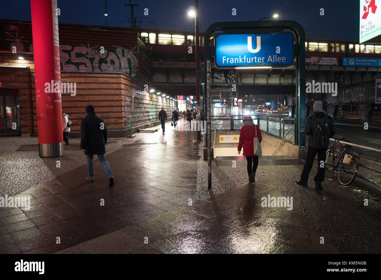 Berlin, Deutschland. Dezember 2017. Blick auf die U-Bahnstation Frankfurter Allee, wo in den frühen Morgenstunden in Berlin, Deutschland, 5. Dezember 2017 ein toter Obdachloser gefunden wurde. Untersuchungen über die Todesursache - die unerbittliche Erkältung oder gesundheitliche Probleme - sind im Gange. Quelle: Jörg Carstensen/dpa/Alamy Live News Stockfoto