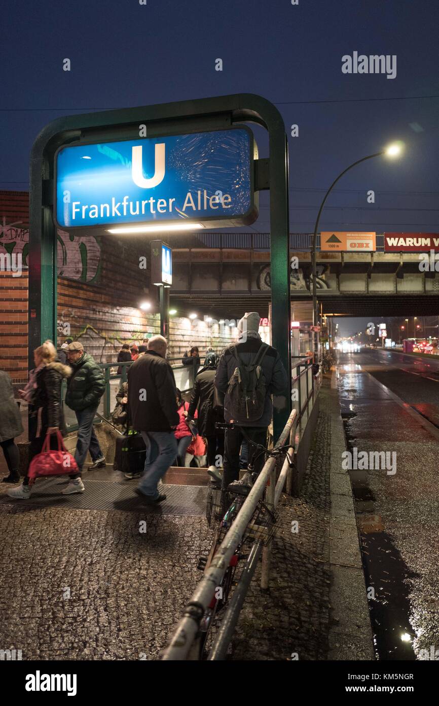 Berlin, Deutschland. Dezember 2017. Blick auf die U-Bahnstation Frankfurter Allee, wo in den frühen Morgenstunden in Berlin, Deutschland, 5. Dezember 2017 ein toter Obdachloser gefunden wurde. Untersuchungen über die Todesursache - die unerbittliche Erkältung oder gesundheitliche Probleme - sind im Gange. Quelle: Jörg Carstensen/dpa/Alamy Live News Stockfoto