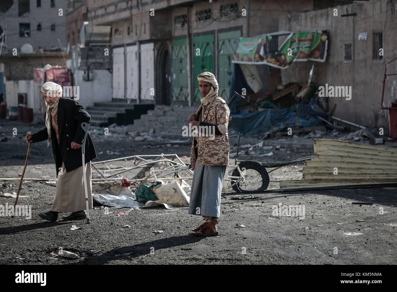 Sanaa, Jemen. Dezember 2017. Ein junger Huthi-Rebellenkämpfer steht auf einer Straße, die zum Wohnsitz des ehemaligen jemenitischen Präsidenten Ali Abdullah Saleh in Sanaa, Jemen, führt, am 5. Dezember 2017. Saleh wurde am Montag von Huthi-Rebellen getötet. Quelle: Hani Al-ANSI/dpa/Alamy Live News Stockfoto