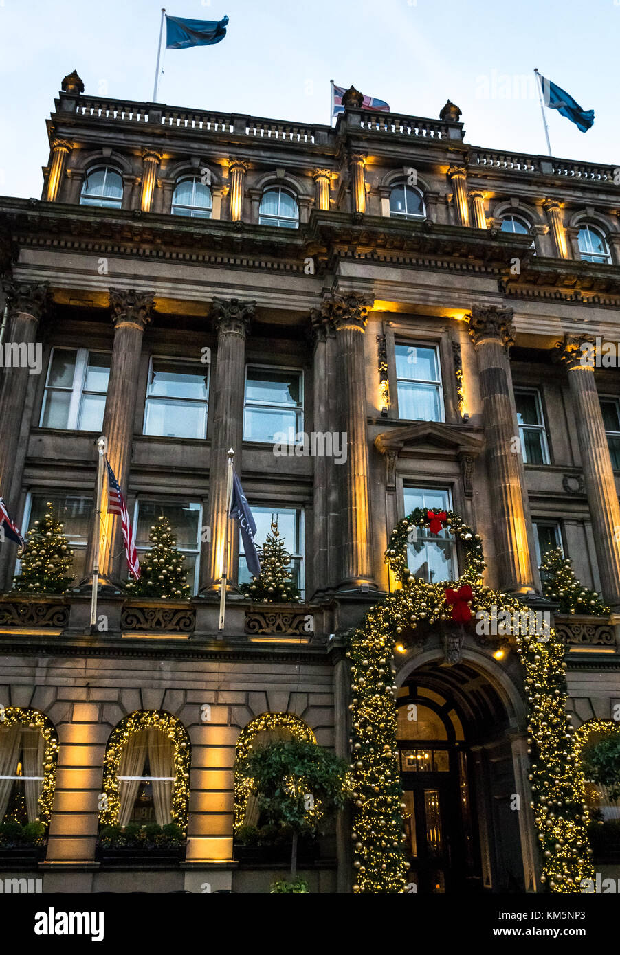 Die George Street, Edinburgh, Schottland, Großbritannien, 4. Dezember 2017. Edinburgh Weihnachtsschmuck am Principal Hotel, ehemals The George Hotel, mit Winter Dämmerung Sonnenlicht in den Fenstern reflektiert Stockfoto