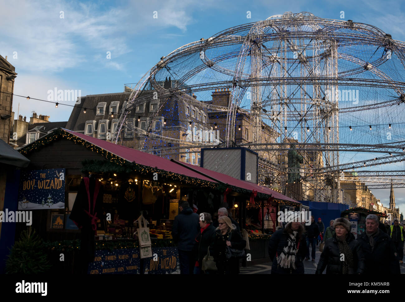 Die George Street, Edinburgh, Schottland, Großbritannien, 4. Dezember 2017. Edinburgh Weihnachten Lichter und weihnachtliche Marktstände Stockfoto