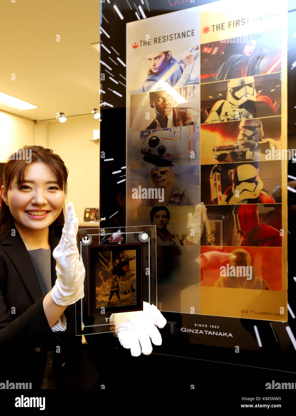 Tokio, Japan. Dezember 2017. - Ein Angestellter des japanischen Juweliers Tanaka Kikinzoku Jewelry zeigt am Dienstag, den 5. Dezember 2017, im Ginza-Geschäft des Unternehmens in Tokio einen Bilderrahmen des aus Gold und Platin gefertigten Star Wars-Kalenders 2018. Der Kalender mit einer Größe von 100 cm x 50 cm und einem Gewicht von 10 kg (4,8 kg reines Gold und 5,2 kg reines Platin) hat einen Preis von 100 Millionen Yen, während ein kleiner Kalender mit einem Gewicht von 5 Gramm 60.000 Yen kostet. Quelle: Yoshio Tsunoda/AFLO/Alamy Live News Stockfoto