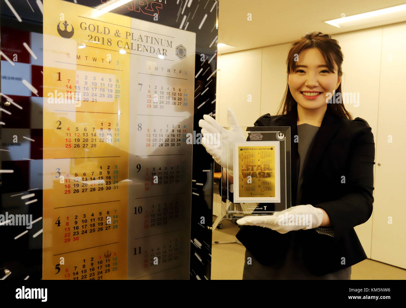 Tokio, Japan. Dezember 2017. - Ein Angestellter des japanischen Juweliers Tanaka Kikinzoku Jewelry zeigt 2018 am Dienstag, den 5. Dezember 2017, im Ginza-Geschäft des Unternehmens in Tokio einen Kalender aus Gold und Platin aus Star Wars. Der Kalender mit einer Größe von 100 cm x 50 cm und einem Gewicht von 10 kg (4,8 kg reines Gold und 5,2 kg reines Platin) hat einen Preis von 100 Millionen Yen, während ein kleiner Kalender mit einem Gewicht von 5 Gramm 60.000 Yen kostet. Quelle: Yoshio Tsunoda/AFLO/Alamy Live News Stockfoto