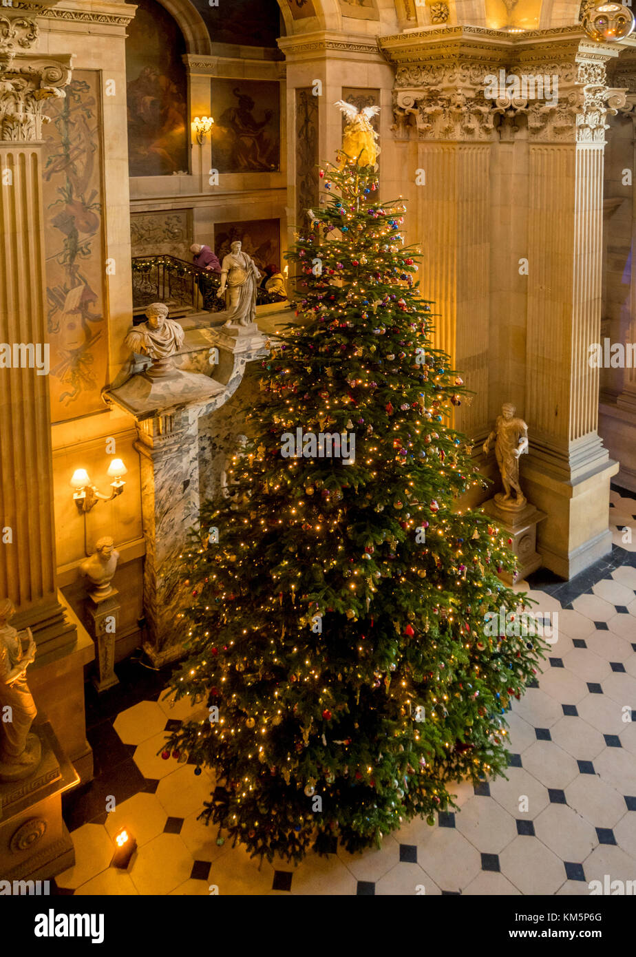 Castle Howard, UK. 5. Dezember, 2017. "Engel auf Hohe "Weihnachten Anzeige von Schloss Howards Kunstsammlungen, Architektur und Innenarchitektur inspiriert, ist die Vision von Creative Producer Charlotte Lloyd Webber und theatralische Designer Bretta Gerecke. Die große Halle mit einem traditionellen Weihnachtsbaum mit über 3000 Dekorationen. Die Ausstellung läuft bis 23. Dezember. Foto Bailey-Cooper Fotografie/Alamy leben Nachrichten Stockfoto