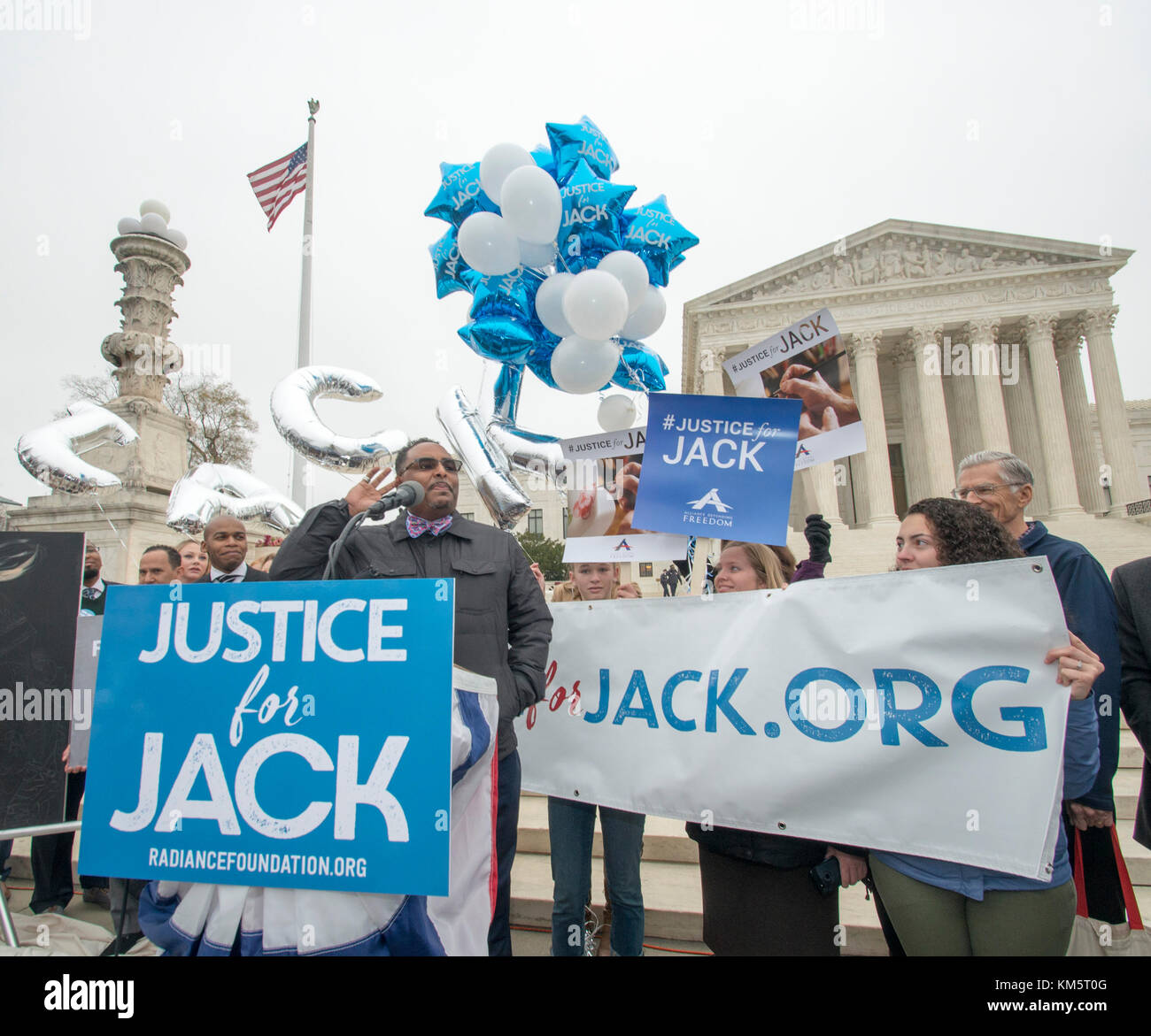 Washington DC, 5. Dezember 2017, USA: Demonstranten versammeln sich am Obersten Gerichtshof der USA, um sowohl Charles Craig als auch David Mullins ihre Unterstützung zu zeigen, die einen vom Angeklagten, Jake Phillips von Masterpiece Cake in Colorado, kreierten Kuchen wollten. Patsy Lynch/MediaPunch Stockfoto