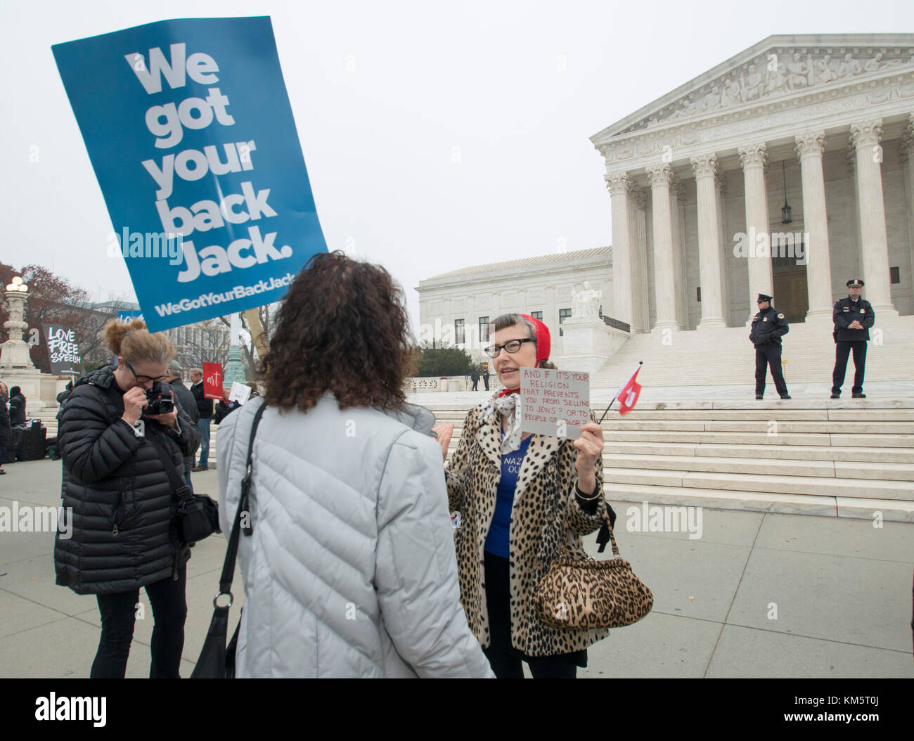 Washington DC, 5. Dezember 2017, USA: Demonstranten versammeln sich am Obersten Gerichtshof der USA, um sowohl Charles Craig als auch David Mullins ihre Unterstützung zu zeigen, die einen vom Angeklagten, Jake Phillips von Masterpiece Cake in Colorado, kreierten Kuchen wollten. Patsy Lynch/MediaPunch Stockfoto
