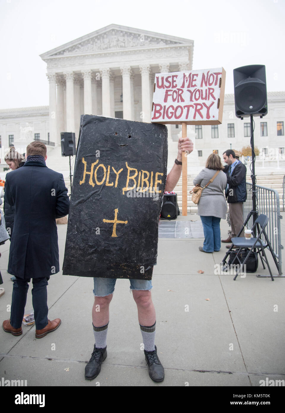 Washington DC, 5. Dezember 2017, USA: Demonstranten versammeln sich am Obersten Gerichtshof der USA, um sowohl Charles Craig als auch David Mullins ihre Unterstützung zu zeigen, die einen vom Angeklagten, Jake Phillips von Masterpiece Cake in Colorado, kreierten Kuchen wollten. Patsy Lynch/MediaPunch Stockfoto