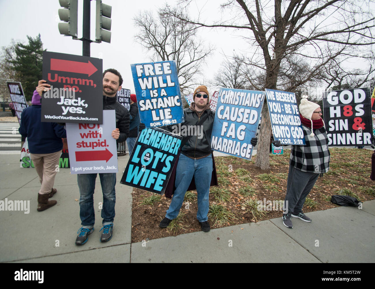 Washington, USA. 05 Dez, 2017 Demonstranten an den US Supreme Court sammeln ihre Unterstützung für beide, Charles Craig und David Mullins, die einen Kuchen von der Beklagten erstellt, Jake Phillips von Meisterwerk Kuchen in Colorado wollte zeigen. Credit: patsy Lynch/alamy leben Nachrichten Stockfoto