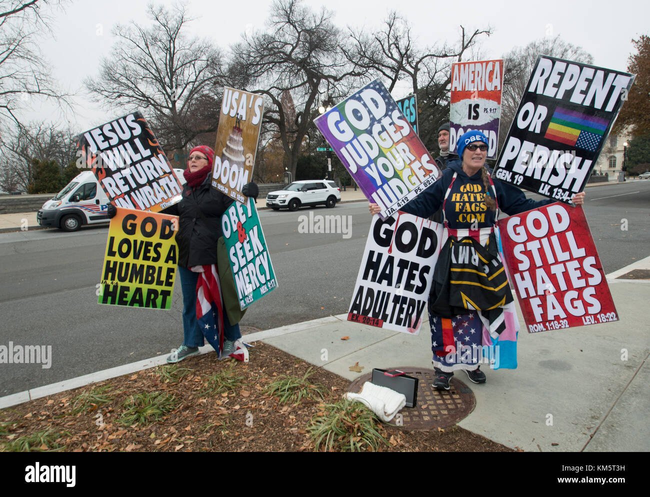 Washington, USA. 05 Dez, 2017 Demonstranten an den US Supreme Court sammeln ihre Unterstützung für beide, Charles Craig und David Mullins, die einen Kuchen von der Beklagten erstellt, Jake Phillips von Meisterwerk Kuchen in Colorado wollte zeigen. Credit: patsy Lynch/alamy leben Nachrichten Stockfoto