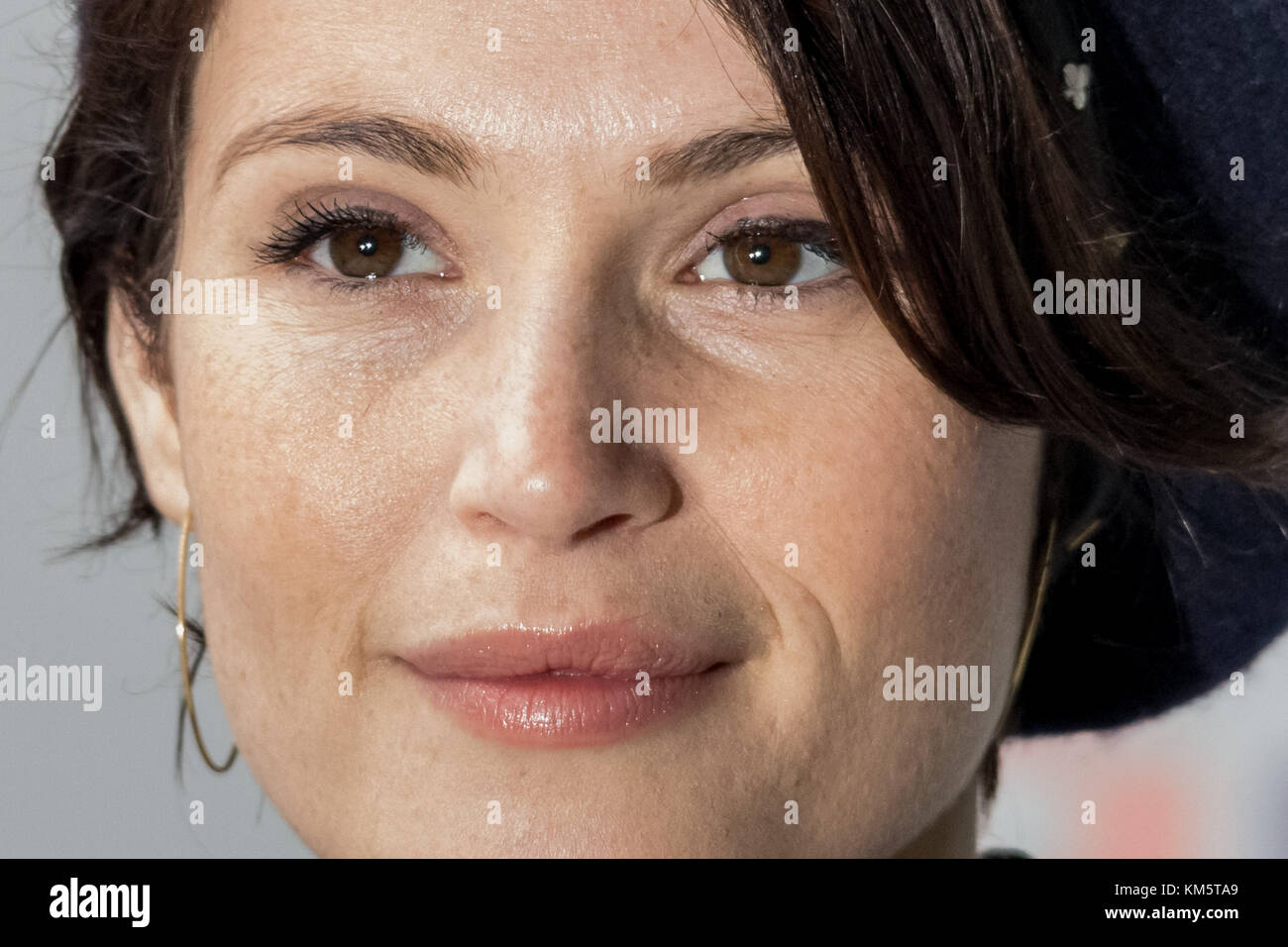 London, Großbritannien. 5 Dez, 2017. Schauspielerin Gemma Arterton nimmt an den jährlichen ICAP Nächstenliebe Tag. Credit: Guy Corbishley/Alamy leben Nachrichten Stockfoto