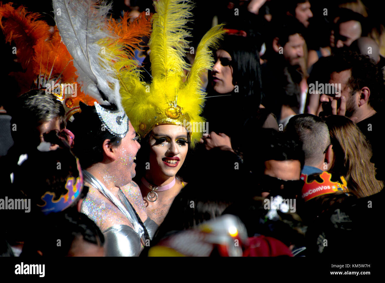 November 18, 2017 - Buenos Aires, ciudad Autã³noma de Buenos Aires, Argentinien - durch ein Meer von Menschen umgeben, zwei fabelhaften, gefiederten Queens Lächeln an Anhänger. Tausende marschierten stolz Verfechter von Plaza de Mayo zu Congreso de la Naciã³n während der 26. jährlichen der Stadt marcha del orgullo gay Credit: Jason sheil/Sopa/zuma Draht/alamy leben Nachrichten Stockfoto