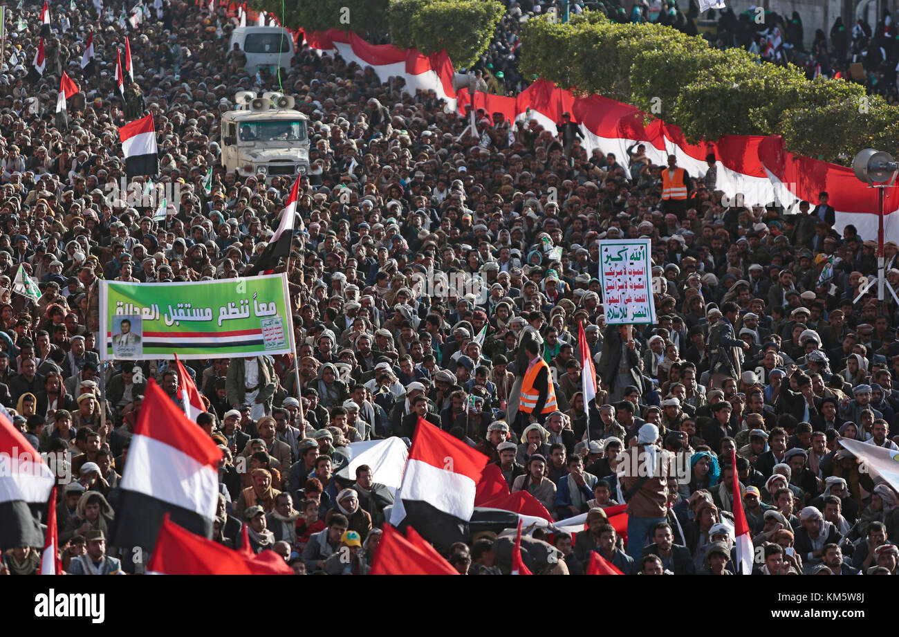 Sanaa, Jemen. Dezember 2017. Anhänger der schiitischen Huthi-Rebellen im Jemen nehmen am 5. Dezember 2017 in Sanaa, Jemen, Teil, um den Tod des ehemaligen jemenitischen Präsidenten Ali Abdullah Saleh zu feiern. Saleh wurde am Montag von den Huthi-Rebellen getötet. Quelle: Hani Al-ANSI/dpa/Alamy Live News Stockfoto