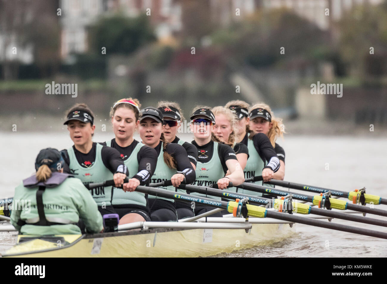 London, Großbritannien. 5 Dez, 2017. Boat Race-Studie viiis (achter) sind die einzige Möglichkeit, beiden Seiten haben den vollen Kurs Rennen von Putney zu mortlake mit dem Rennen die Schiedsrichter, so liefern einen wichtigen Test für Ruderer und coxes gleichermaßen. Sie ermöglichen Coaching Teams die Progression und Potenzial zu analysieren und werden oft Einfluss auf die endgültige Auswahl der Besatzungen für die blauen Boote. des ersten Versuches Rennen der Achter wurde von Oxford 153 Jahren im Jahr 1859 inszeniert und Cambridge trat der Tradition drei Jahre später im Jahr 1862. Credit: Duncan Grove/alamy leben Nachrichten Stockfoto