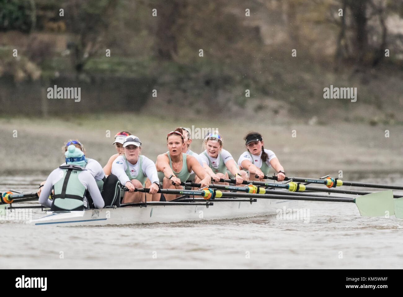 London, Großbritannien. 5 Dez, 2017. Boat Race-Studie viiis (achter) sind die einzige Möglichkeit, beiden Seiten haben den vollen Kurs Rennen von Putney zu mortlake mit dem Rennen die Schiedsrichter, so liefern einen wichtigen Test für Ruderer und coxes gleichermaßen. Sie ermöglichen Coaching Teams die Progression und Potenzial zu analysieren und werden oft Einfluss auf die endgültige Auswahl der Besatzungen für die blauen Boote. des ersten Versuches Rennen der Achter wurde von Oxford 153 Jahren im Jahr 1859 inszeniert und Cambridge trat der Tradition drei Jahre später im Jahr 1862. Credit: Duncan Grove/alamy leben Nachrichten Stockfoto