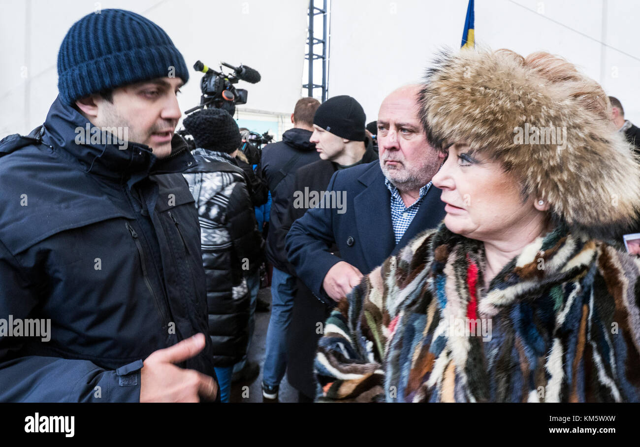 Kiew, Ukraine. 5 Dez, 2017. Von Micheil Saakaschwili Begleiter David sakvarelidze zusammen mit dem Europäischen Parlament stellvertretender Jane Collins, Großbritannien. Sie gegen die Europäische Integration der Ukraine mit der Europäischen Union gestimmt. - Die ex-Gouverneur der Region Odessa, Michail Saakaschwili, war am Dienstag in Kiew festgehalten, 5. Dezember 2017. Seine Anhänger in der Nähe des Hauses des Politikers versammelt, die nach Auseinandersetzungen mit der Polizei, konnte Ihn abstoßen und mit ihm zusammen kam, um die Wände der Werchowna Rada. Credit: Igor golovnov/alamy leben Nachrichten Stockfoto