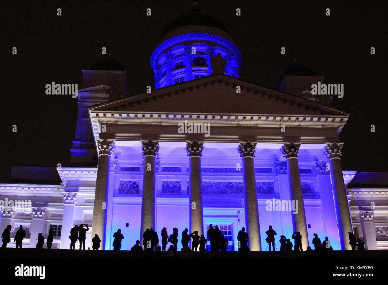 Kathedrale, den Senatsplatz in Helsinki, Finnland. 05 Dez, 2017. Blaue und weiße Beleuchtung feiert Finnland 100 Jahre Unabhängigkeit am 6. Dezember. Credit: Heini Kettunen/Alamy leben Nachrichten Stockfoto