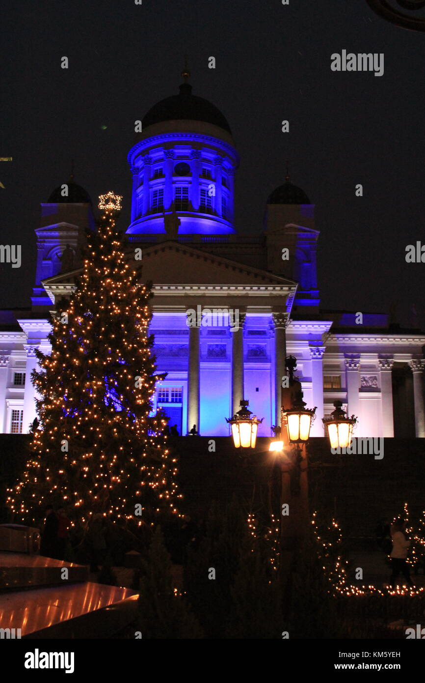 Kathedrale, den Senatsplatz in Helsinki, Finnland. 05 Dez, 2017. Blaue und weiße Beleuchtung feiert Finnland 100 Jahre Unabhängigkeit am 6. Dezember. Credit: Heini Kettunen/Alamy leben Nachrichten Stockfoto