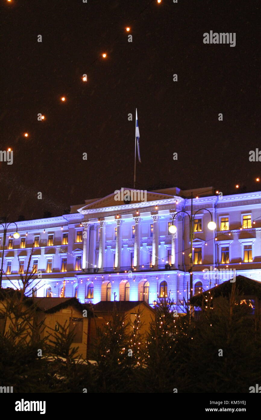 Senatsplatz in Helsinki, Finnland. 05 Dez, 2017. Blaue und weiße Beleuchtung feiert Finnland 100 Jahre Unabhängigkeit am 6. Dezember. Credit: Heini Kettunen/Alamy leben Nachrichten Stockfoto