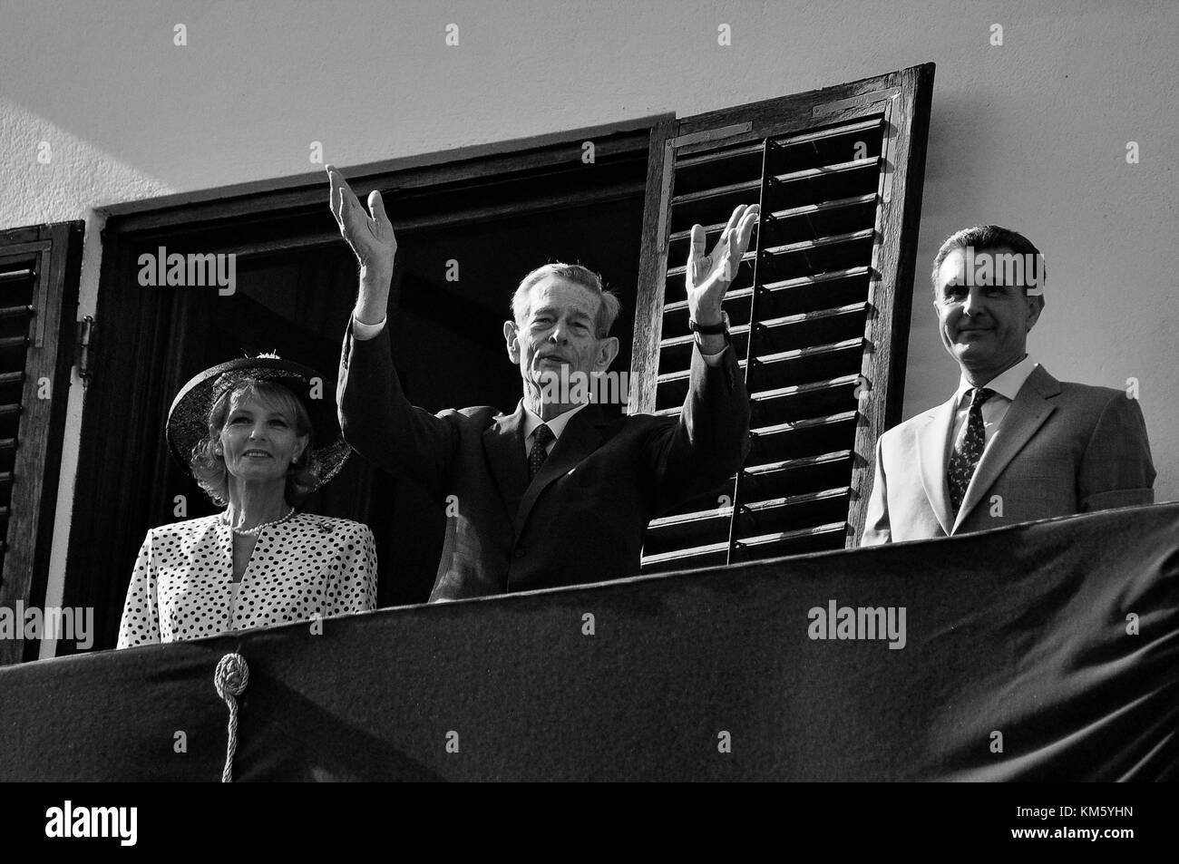 DATEI. Dezember 2017. Rumäniens ehemaliger König Michael I. starb 1921–2017 in der Schweiz. Originalfoto aufgenommen in Bukarest, Rumänien - 10. Mai 2012: König Michael von Rumänien mit Kronprinzessin Margareta und Prinz Radu während eines seiner letzten öffentlichen Auftritte in Bukarest. Quelle: Alberto Grosescu/Alamy Live News Stockfoto