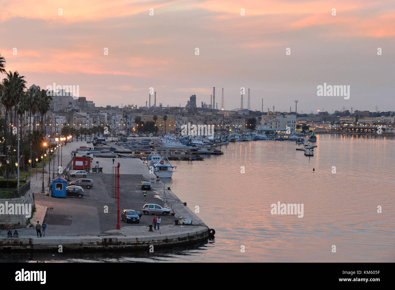 Ilva di Taranto, der zweitgrößten Stahlwerks in Europa, in den Mittelpunkt der Umweltpolitik politische Kontroverse. Auf dem Foto der industrielle Komplex aus der Mare Piccolo von taranto gesehen. 02/12/2017, Taranto, Italien Stockfoto