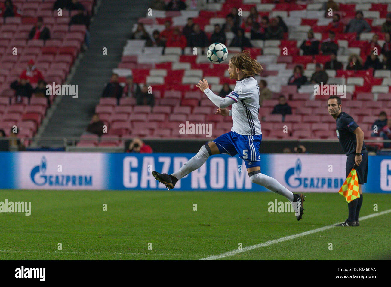 Lissabon, Portugal. 5 Dez, 2017. In Basel Defender aus der Schweiz Michael Lang (5) während des Spiels der 6. Runde des UEFA Champions League Gruppe a, SL Benfica v fc Basel © Alexandre de Sousa/alamy leben Nachrichten Stockfoto