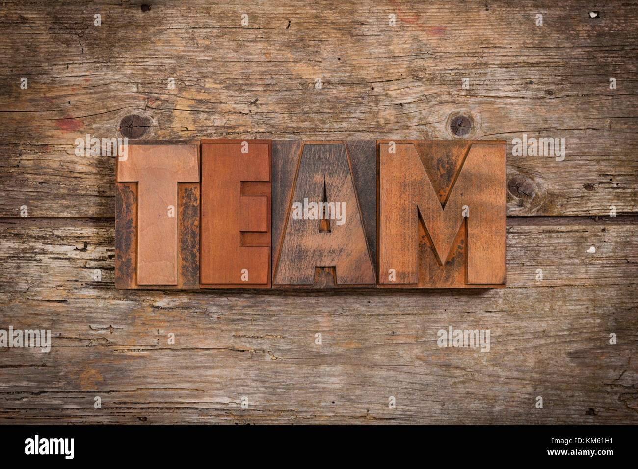 Team, einzelnes Wort mit Vintage Buchdruck Blöcke auf rustikalen Holzmöbeln Hintergrund Stockfoto