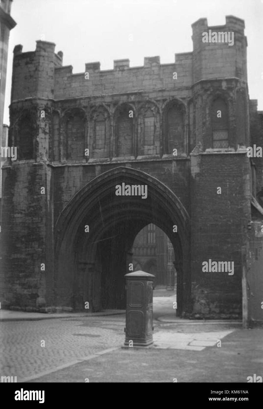 Peterborough Cathedral ist eine ikonische englische Kathedrale, die für ihre normannische Architektur und eine bedeutende Rolle in der britischen Religionsgeschichte bekannt ist. Es ist Teil des KMB-Registers für Erhaltung und Kulturerbe. Stockfoto