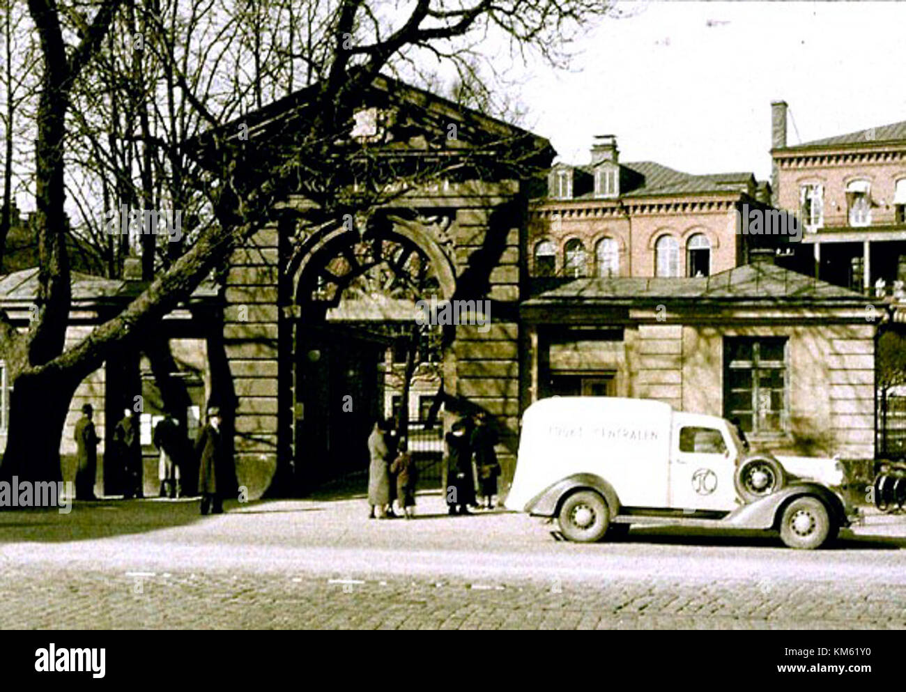 Serafimerlasarettet ist ein bekanntes Krankenhaus in Stockholm, Schweden, das 1752 gegründet wurde. Dieses Bild zeigt den Kastanienbaum, der 1930 auf dem Krankenhausgelände stand. Der Baum ist Teil der historischen Landschaft des Ortes und ein wichtiges Symbol für die lange Geschichte des Krankenhauses im schwedischen Gesundheitswesen. Stockfoto