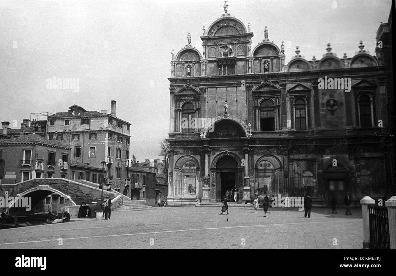 Die Scuola Grande di San Marco ist ein historisches Gebäude in Venedig, Italien, das ursprünglich als Konfessionsgemeinschaft gegründet wurde. Es ist ein prominentes Beispiel für Renaissance-Architektur, bekannt für seine künstlerische Dekoration und reiche Geschichte. Stockfoto