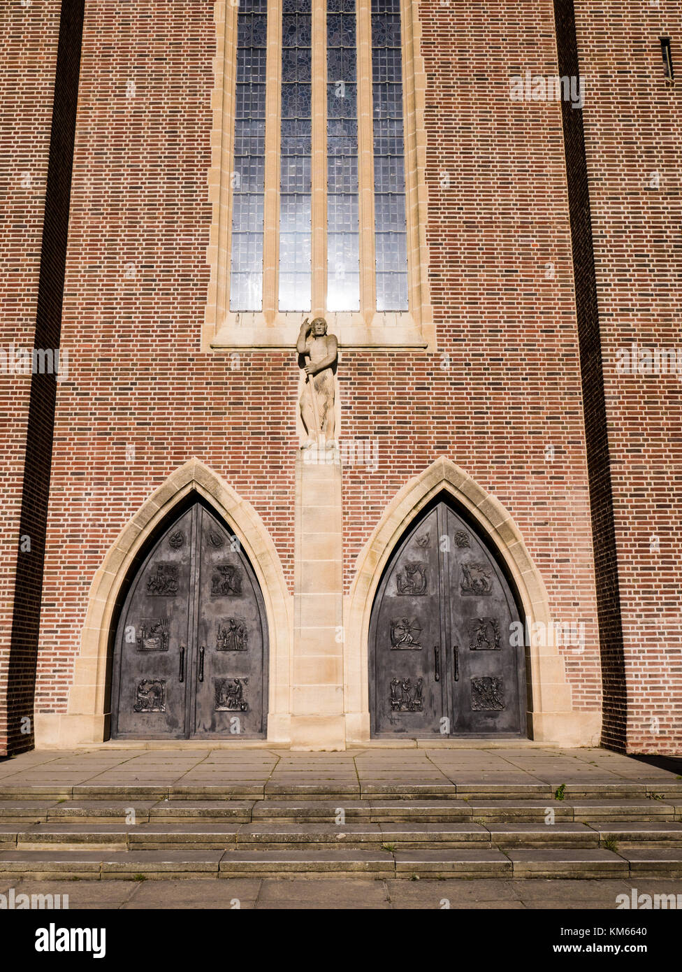 Guildford Cathedral, Skulptur des Hl. Johannes des Täufers, Guilford, Surrey, England, UK, GB. Stockfoto