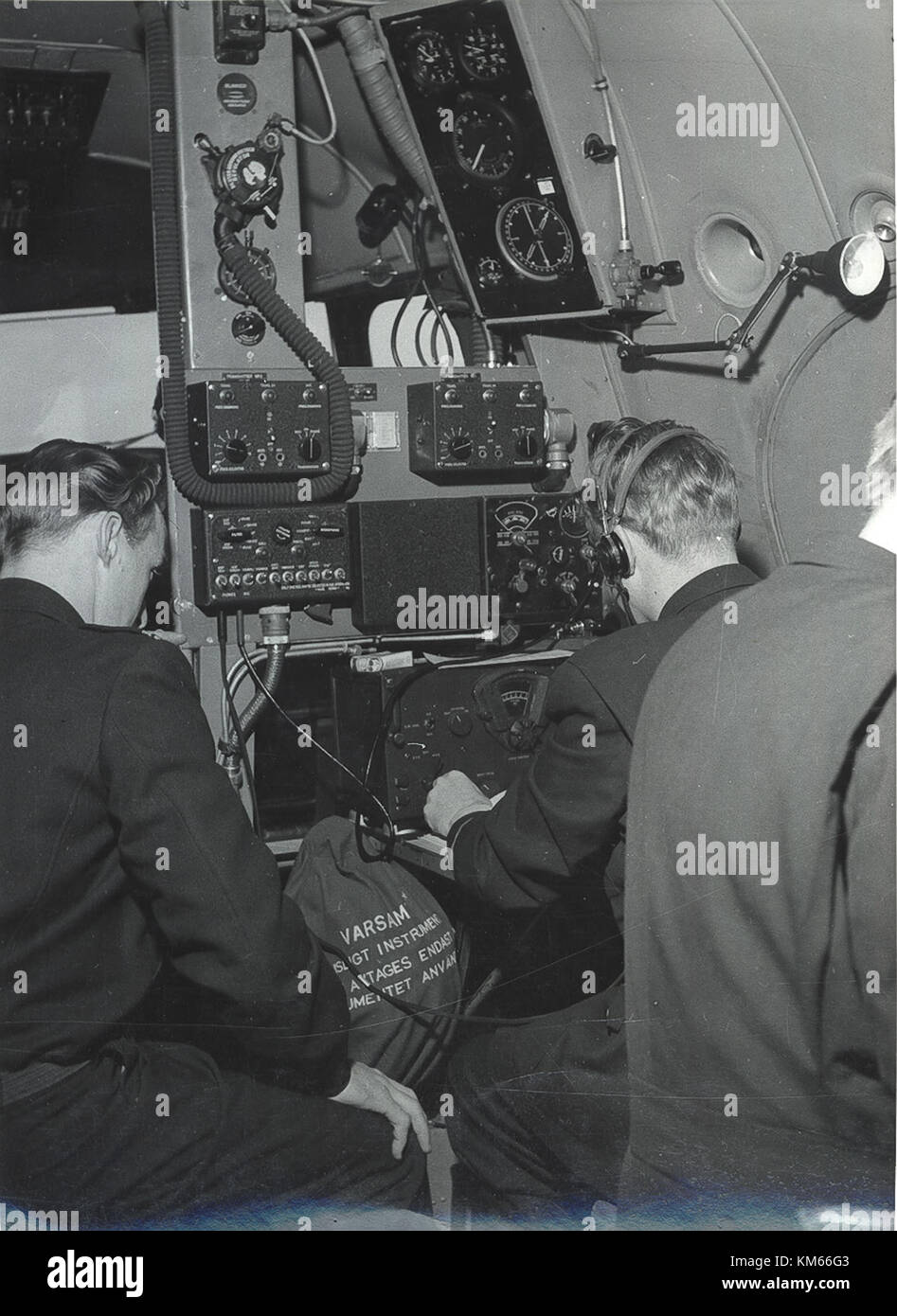 Dieses Bild stellt Navigationstechniken der 1940er Jahre dar, bei denen es wahrscheinlich um den Einsatz früherer Navigationsinstrumente auf See oder in der Luft geht. Die 1940er Jahre waren ein zentrales Jahrzehnt für die Fortschritte der Schifffahrt aufgrund des Zweiten Weltkriegs und markierten bedeutende Fortschritte sowohl bei militärischen als auch bei zivilen Navigationssystemen. Stockfoto
